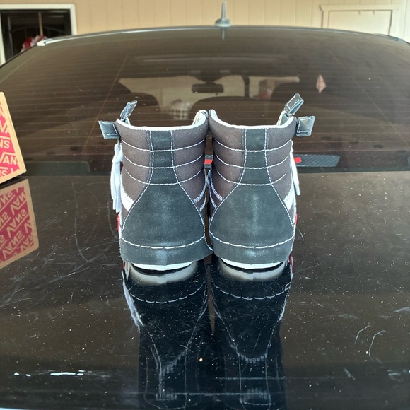 Vans Sk8-Hi Reissues Black and White High-Top Sneakers with Zipper - Picture 5 of 5